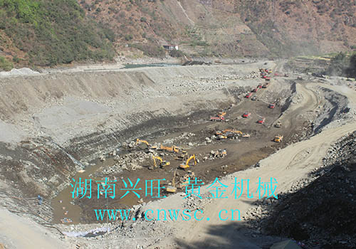 大型 振動(dòng)選金溜槽生產(chǎn)線(xiàn) 現場(chǎng) 大型 振動(dòng)選金溜槽生產(chǎn)線(xiàn) 現場(chǎng)